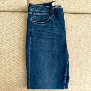 Abercrombie & Fitch 12/31
Super Skinny High Rose dark wash 
Worn once
SO comfy